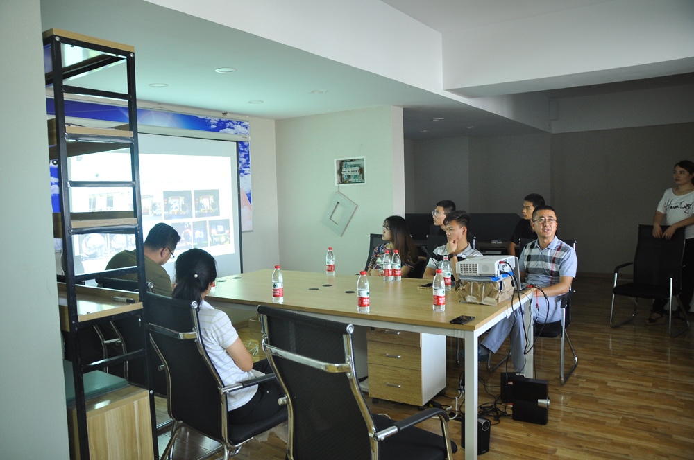 我公司與山東工藝美術(shù)學(xué)院建筑與景觀設(shè)計(jì)專業(yè)的同學(xué)們共同交流互動(dòng)(圖1)