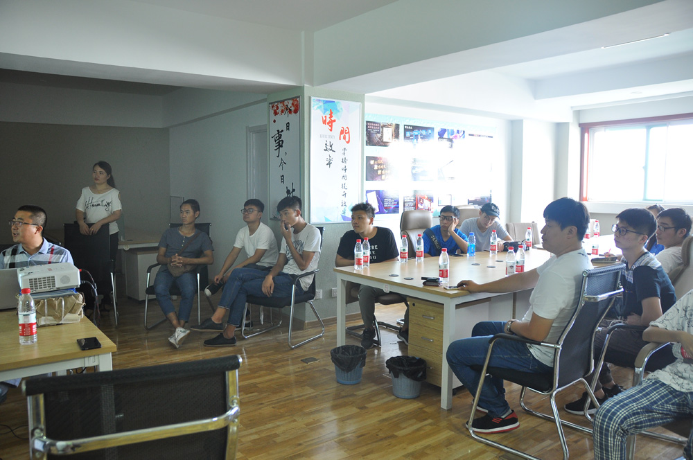 我公司與山東工藝美術(shù)學(xué)院建筑與景觀設(shè)計(jì)專業(yè)的同學(xué)們共同交流互動(dòng)(圖2)